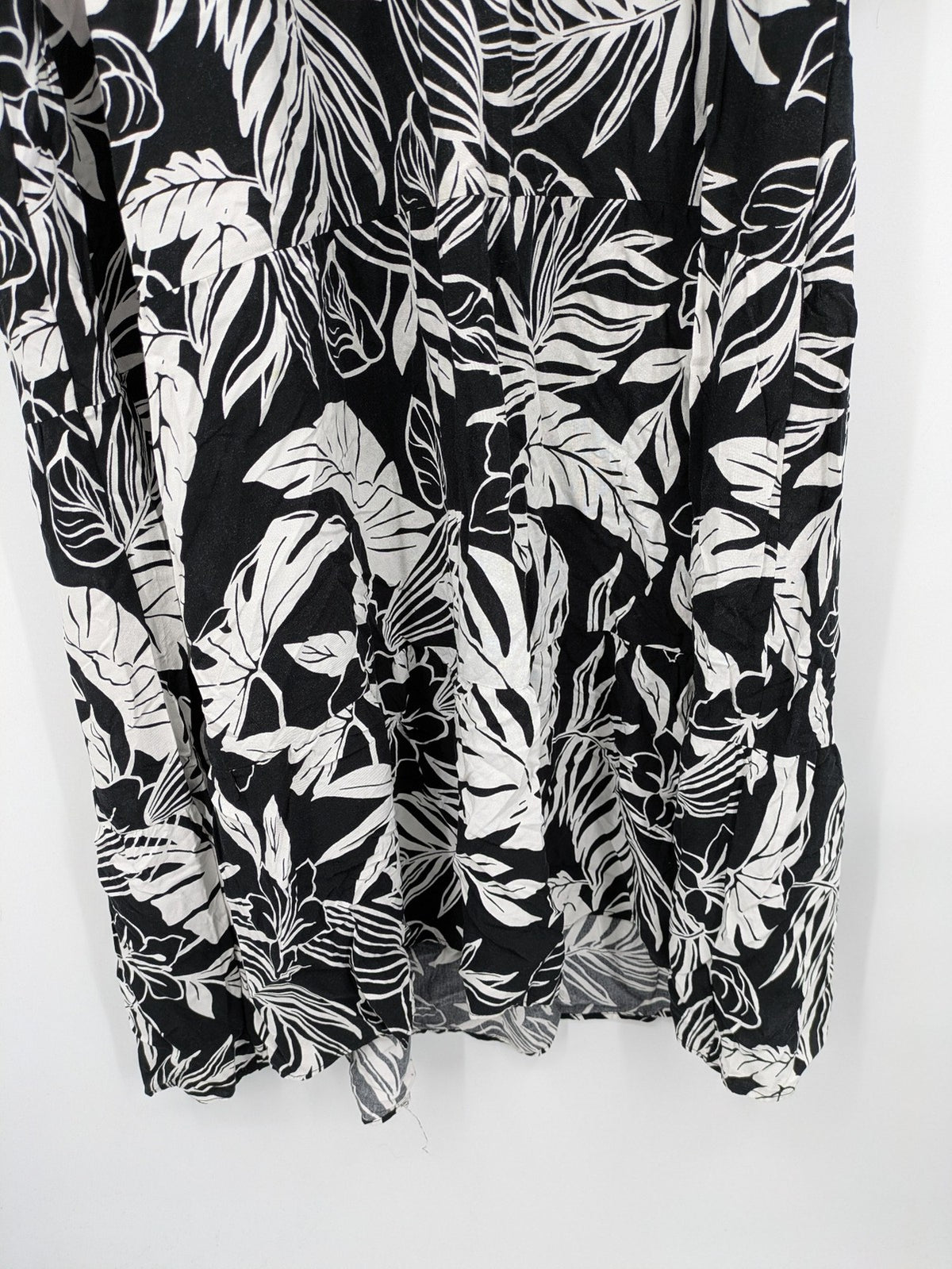 Amisu black and white floral midi dress, lightweight viscose, V-neck, 3/4 sleeves.