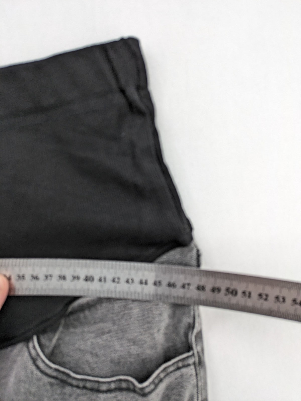 Damen grey maternity pants with black elastic belly band and stretch fabric.