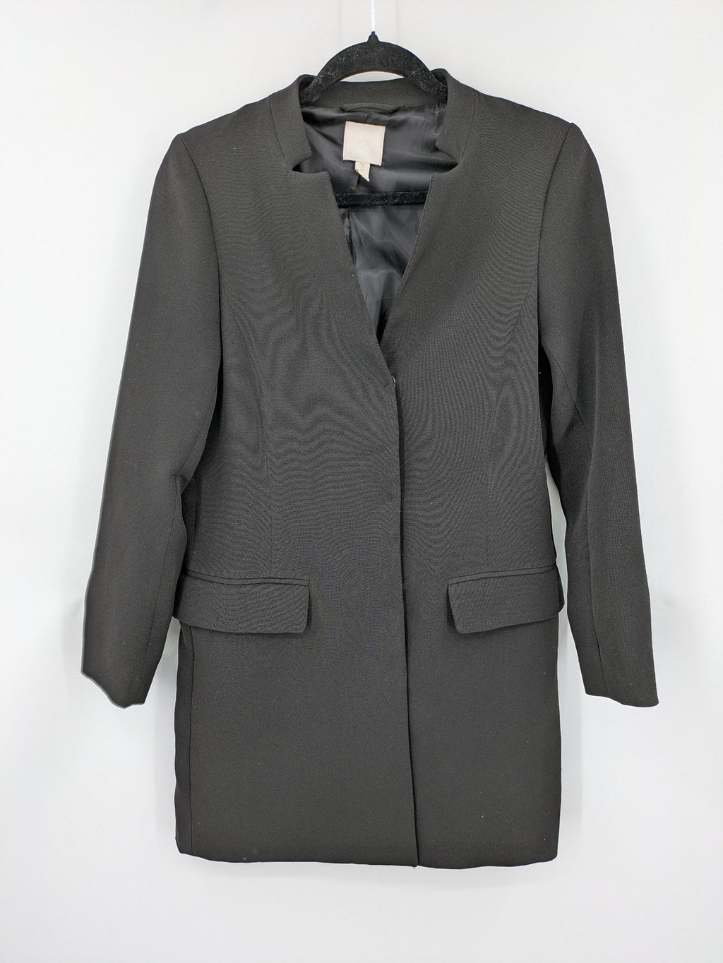 H&M pink long blazer kragenlos design with open front and two front pockets.