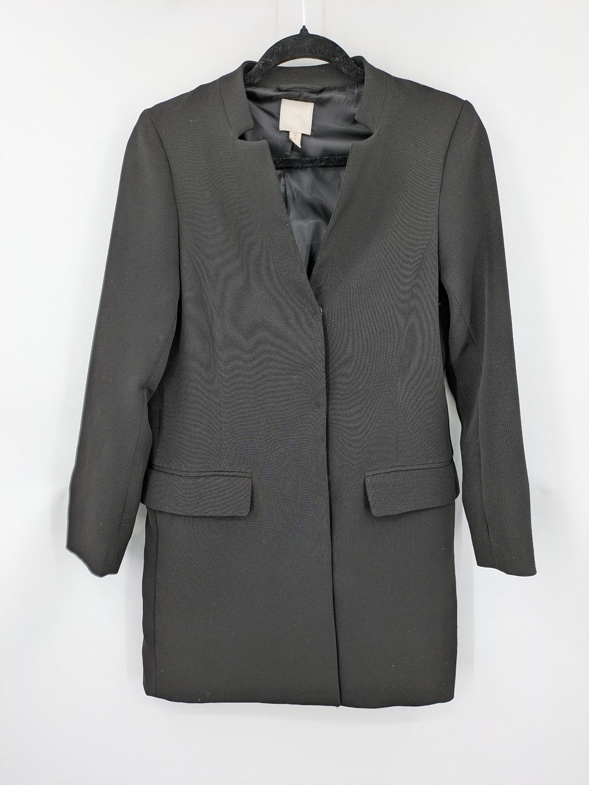 H&M pink long blazer kragenlos design with open front and two front pockets.