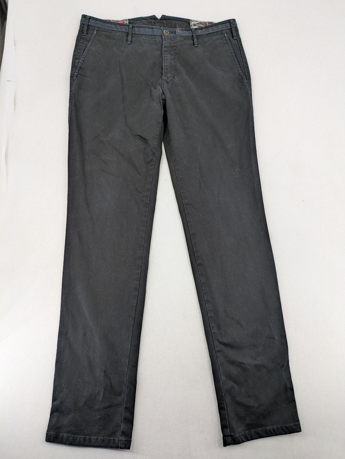 MMX grey chino pants with colorful inner waistband and premium bio-cotton blend.