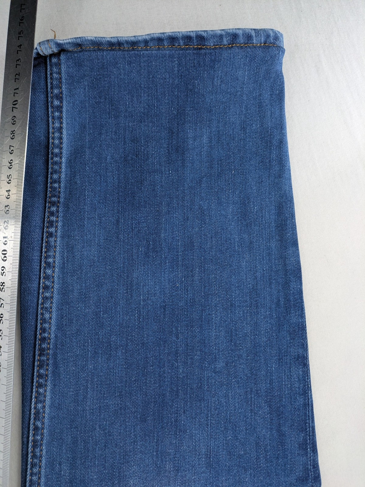 Dsquared2 blue straight jeans with five-pocket design and button fly, made in Italy.