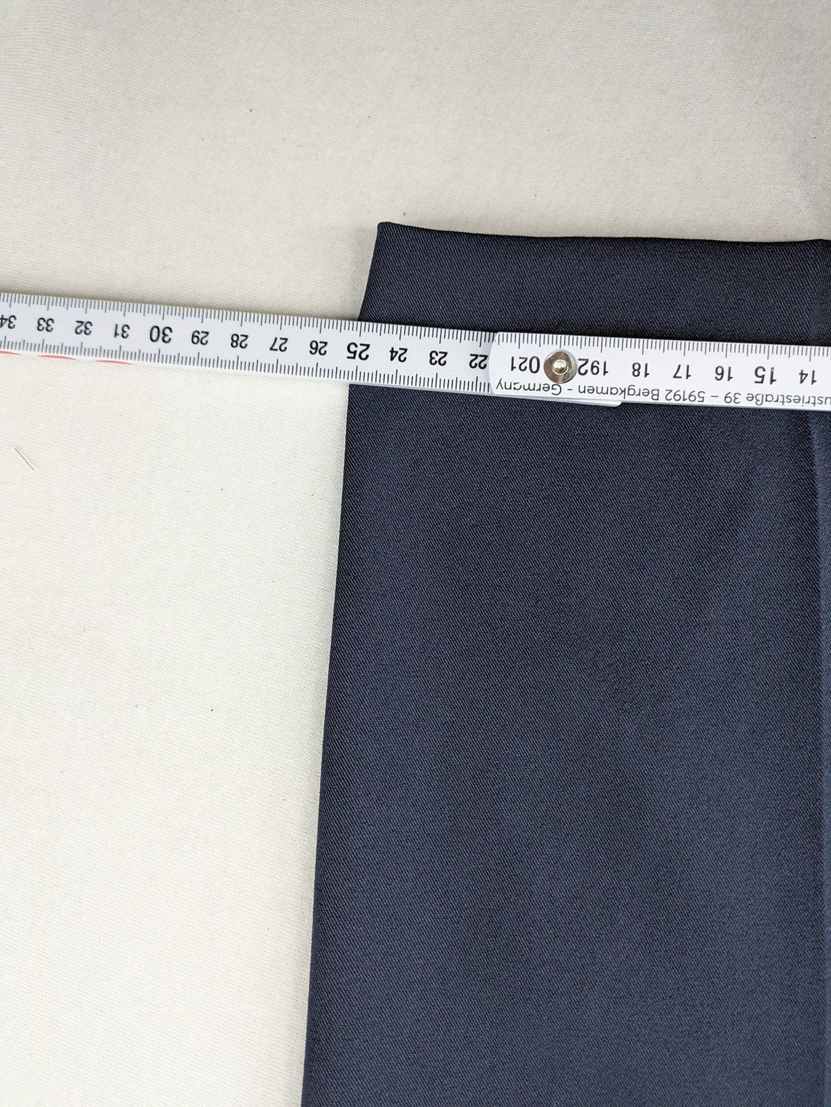 Baumwolle navy motorcycle pants with elastic waistband and classic straight cut design.