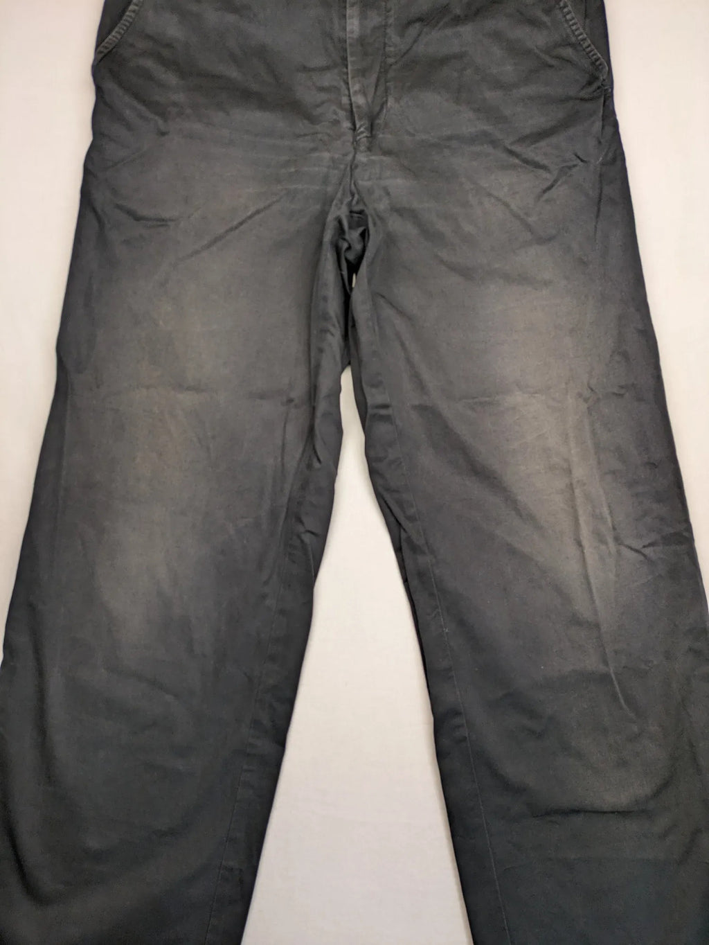 BOSS Hugo Boss grey chinos with button and zipper closure, classic design, 100% cotton.
