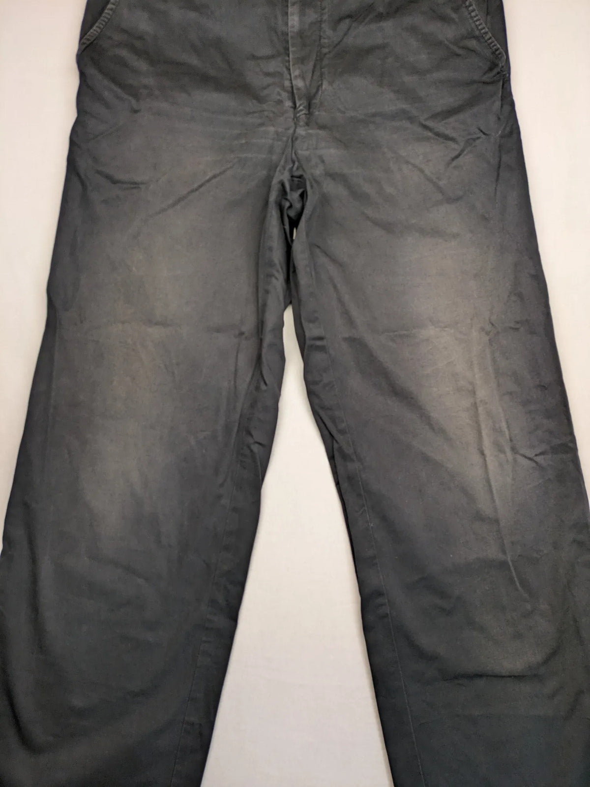 BOSS Hugo Boss grey chinos with button and zipper closure, classic design, 100% cotton.