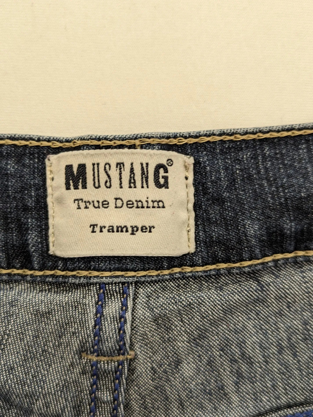 Mustang straight jeans blue dark wash, robust True Denim, classic fit, zipper closure.