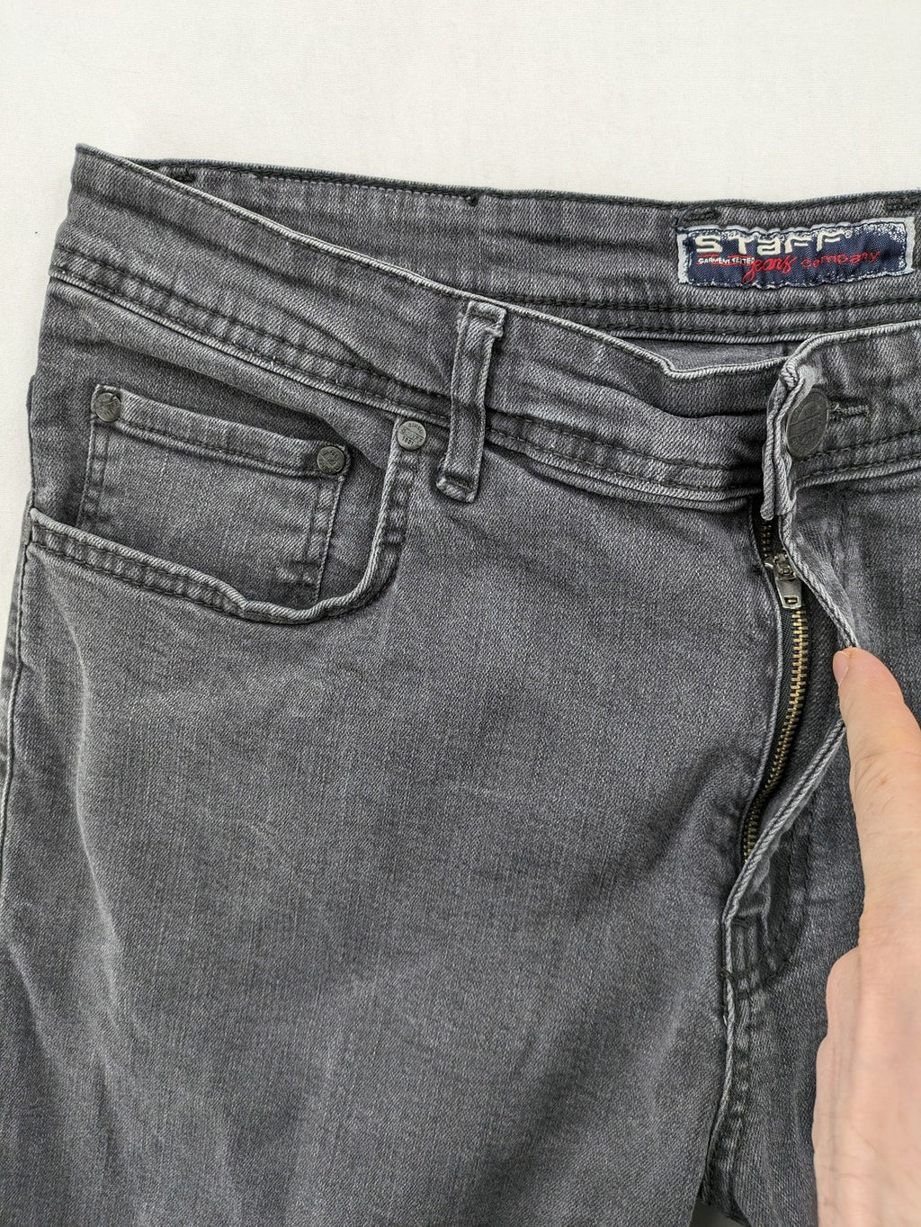 Herren black straight jeans 5-pocket style with zipper and button closure, cotton blend.