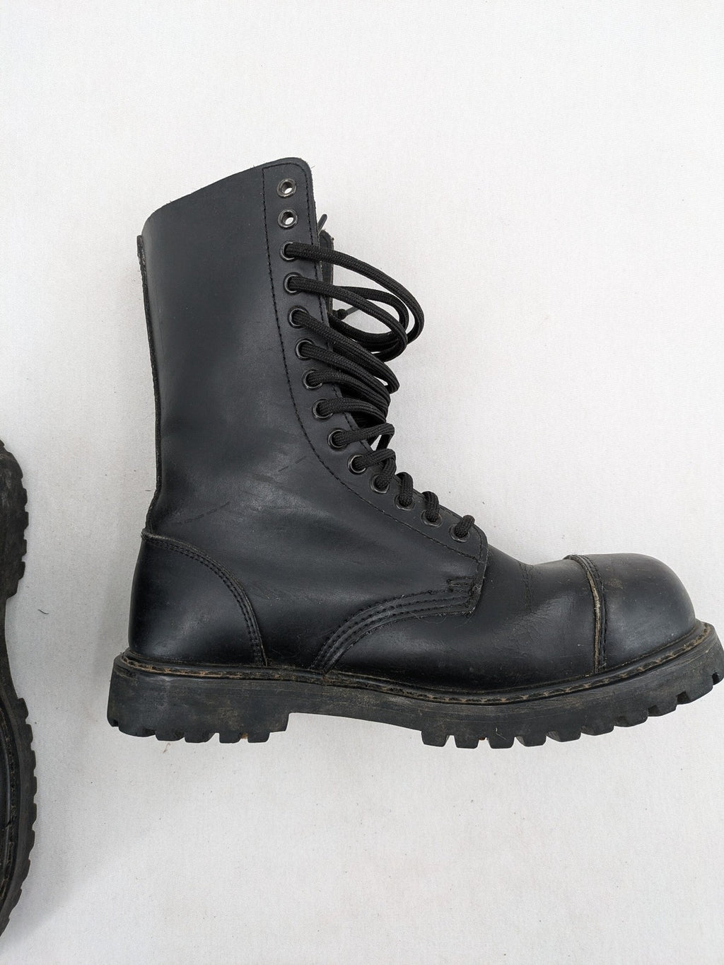 perfekt black combat boots leather 10-eyelet lacing reinforced toe durable design