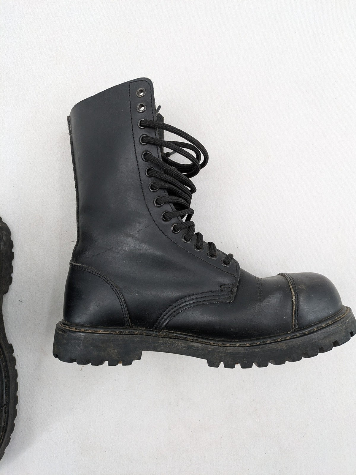 perfekt black combat boots leather 10-eyelet lacing reinforced toe durable design