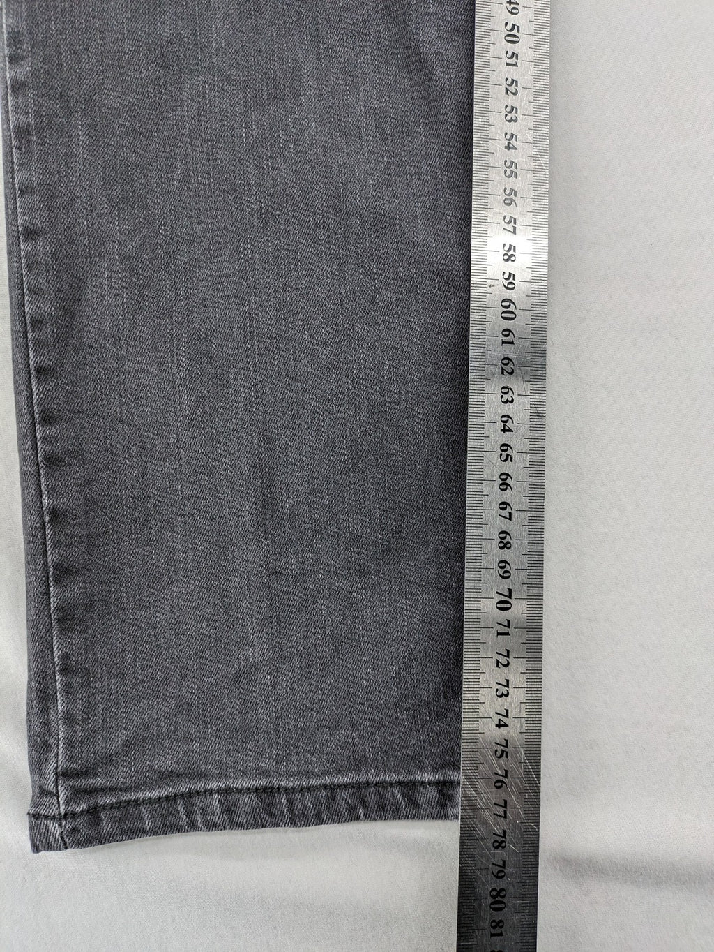 Herren black straight jeans 5-pocket style with zipper and button closure, cotton blend.