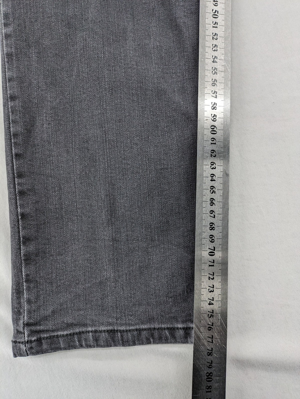Herren black straight jeans 5-pocket style with zipper and button closure, cotton blend.