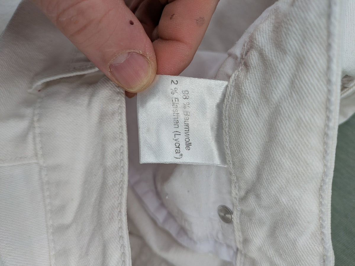 Blue Motion white tapered fit jeans with classic 5-pocket design and stretch cotton material.