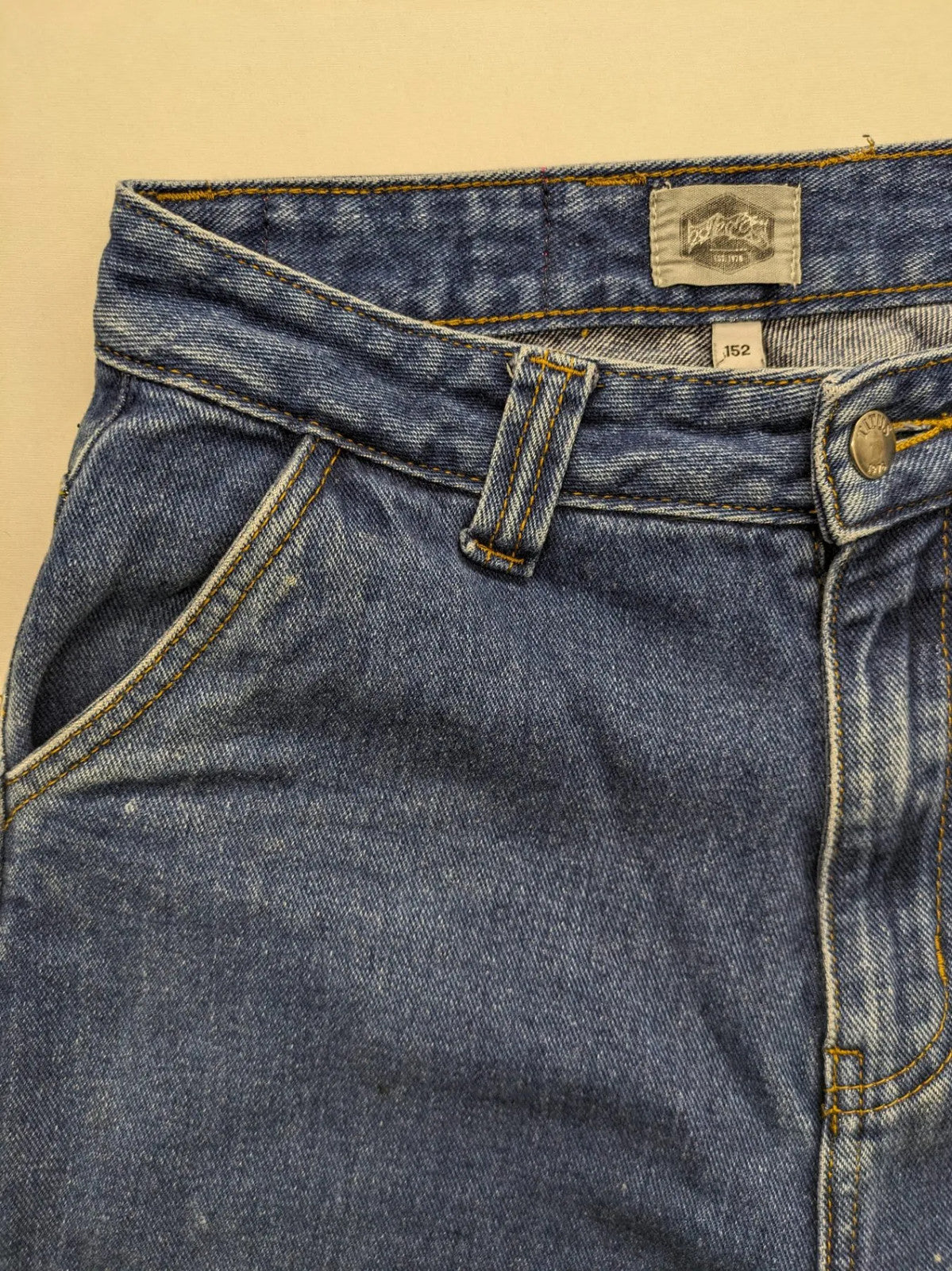 Ozzy blue straight jeans vintage 90s with pink logo patch and classic wash.