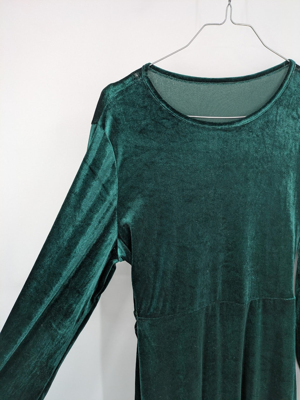 Elegant green velvet midi dress with long sleeves and round neckline, size XXL.