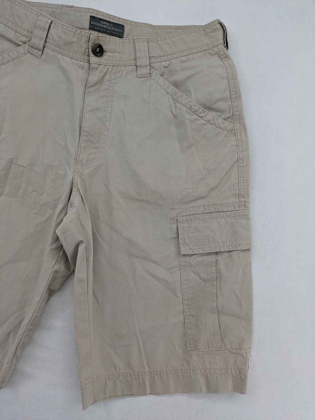 Grey Connection beige cargo shorts with multiple pockets and button closure, made from cotton.