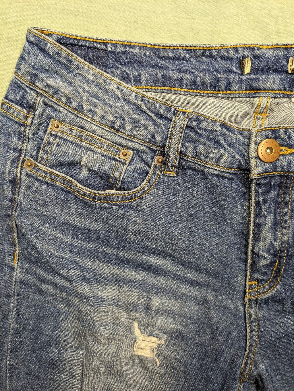Peg blue ripped straight jeans with distressed details and comfortable stretch material.