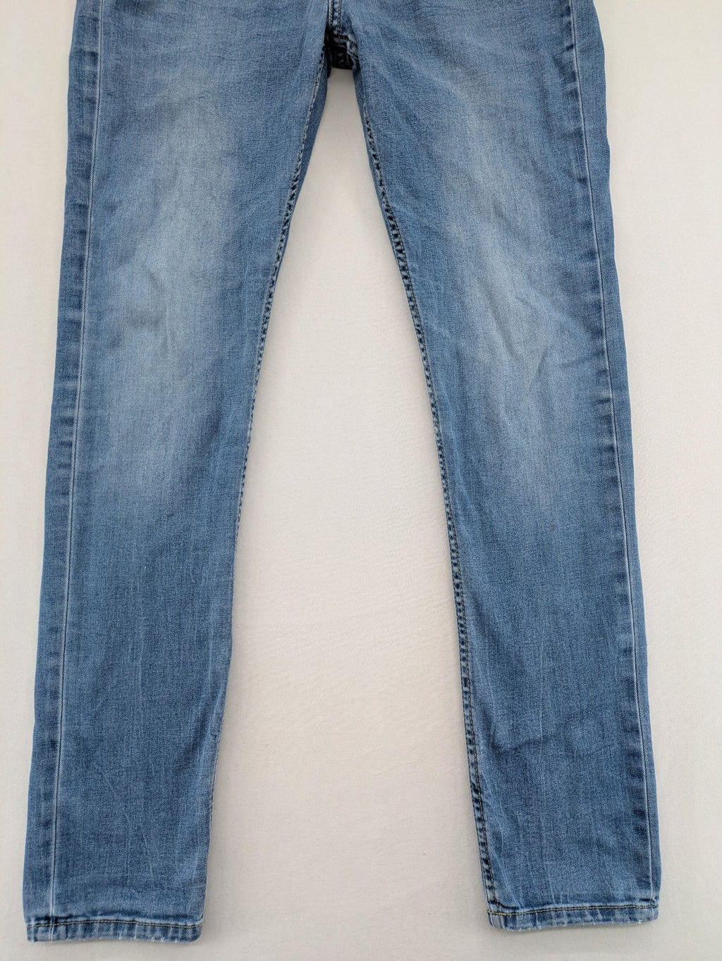 H&M blue skinny fit jeans with classic 5-pocket design and stretch cotton material.