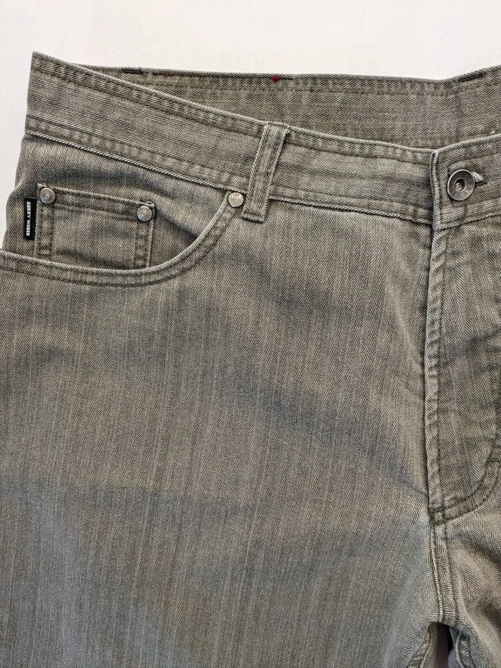 Gerry Weber grey straight jeans with herringbone pattern and classic 5-pocket design.