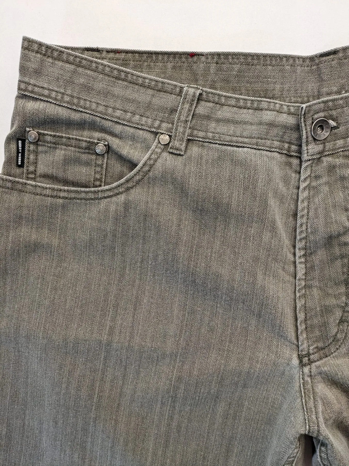 Gerry Weber grey straight jeans with herringbone pattern and classic 5-pocket design.