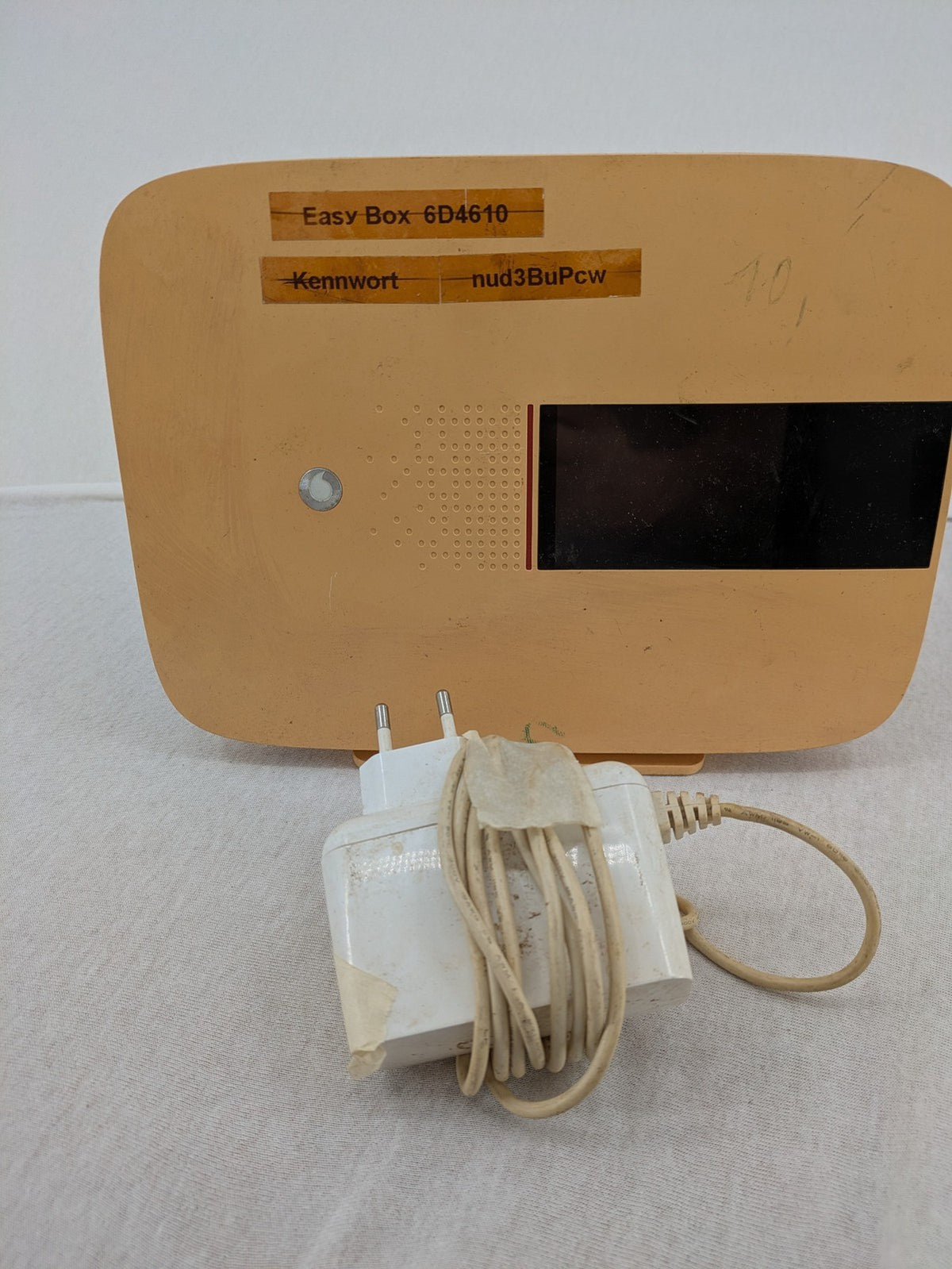 Vodafone beige wireless router EasyBox 904 with multiple ports and Astoria logo.