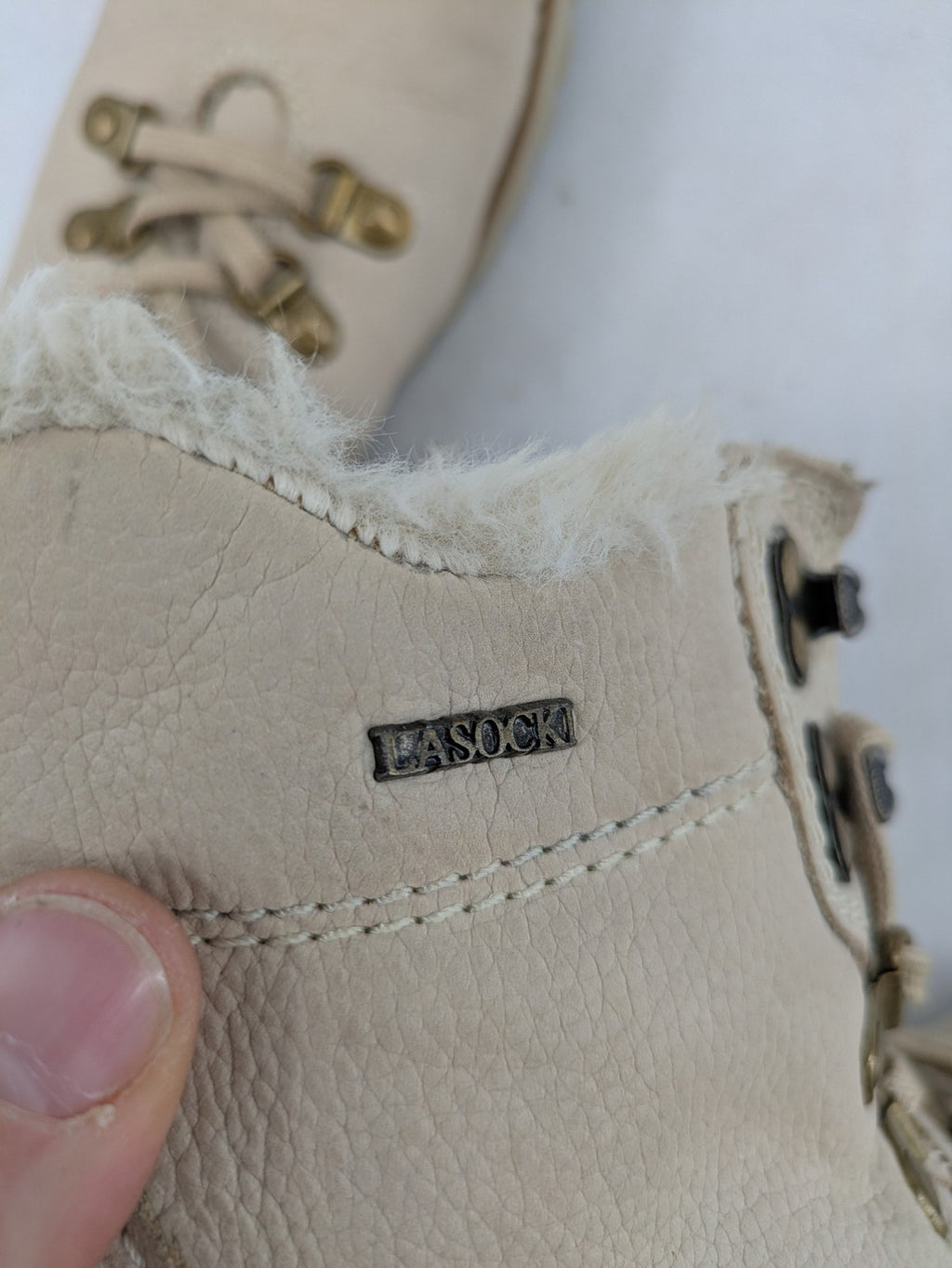 Lasocki beige winter boots size 36, warm faux fur lining, sturdy lace-up design.