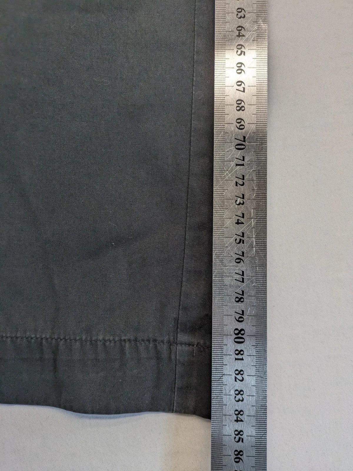 BOSS Hugo Boss grey chinos with button and zipper closure, classic design, 100% cotton.
