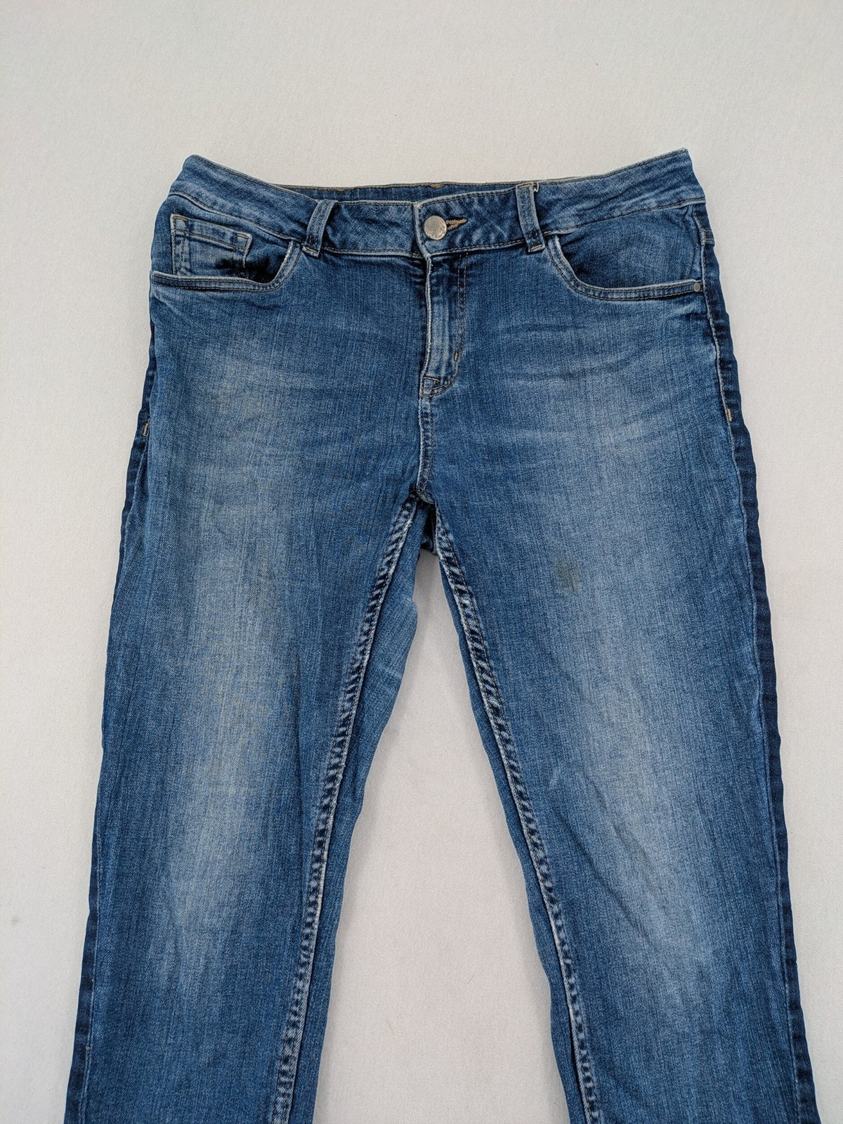 Yessica blue skinny jeans with two-tone side stripe and classic five-pocket design.