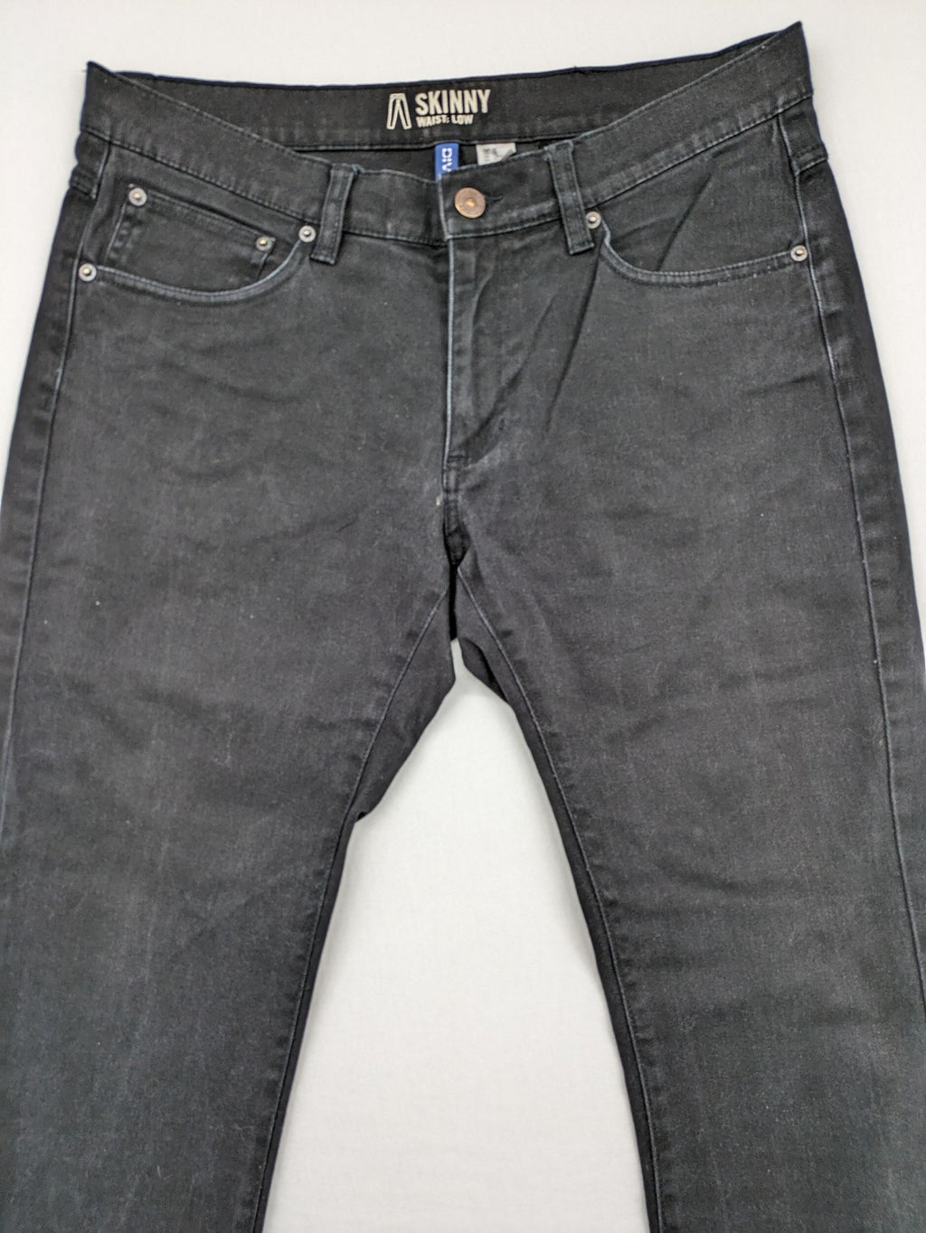 H&M Divided black skinny jeans low waist 5-pocket style with stretch denim material.