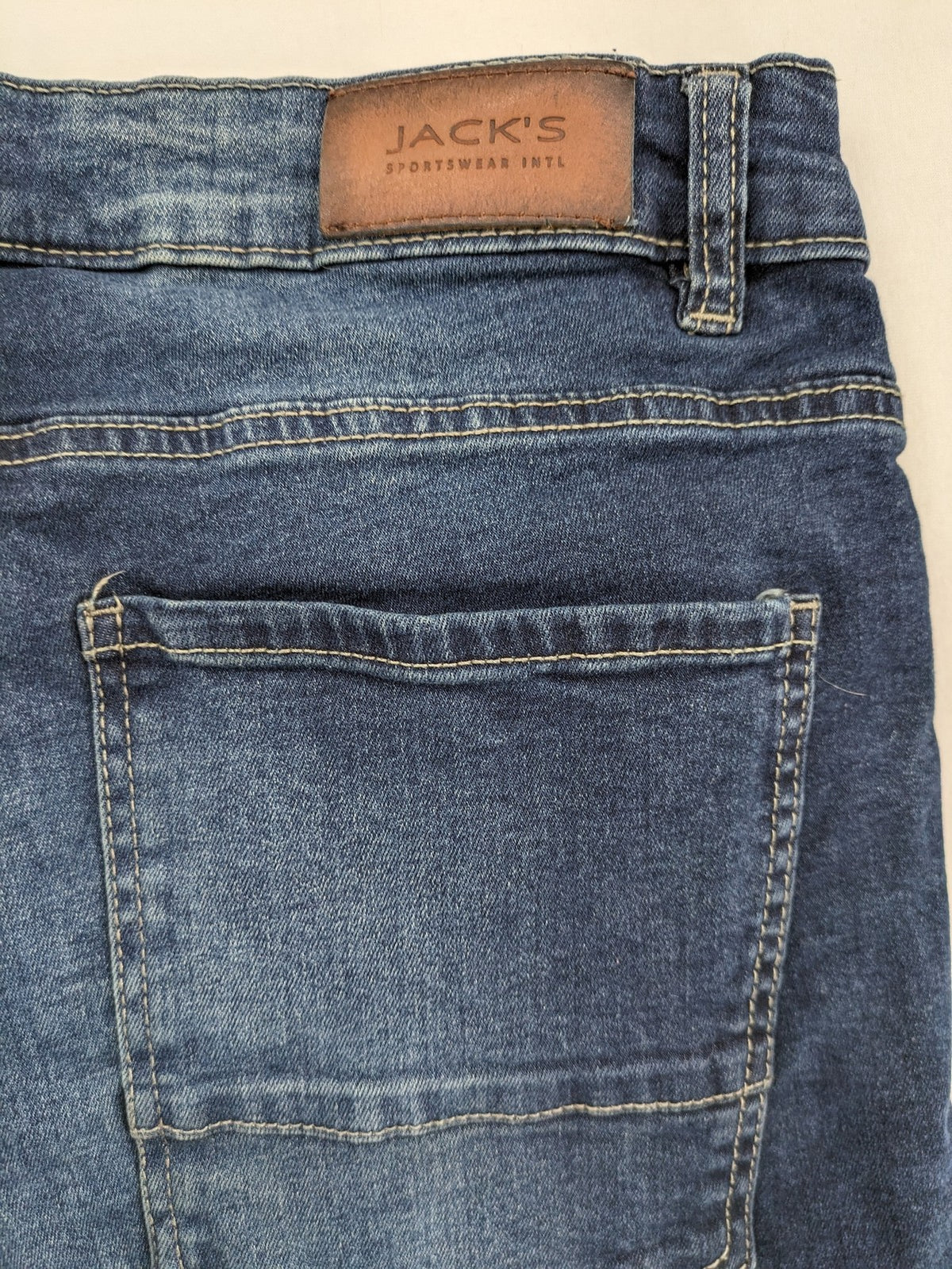 Jack's blue tapered jeans with light wash, 98% cotton, 2% elastane blend.