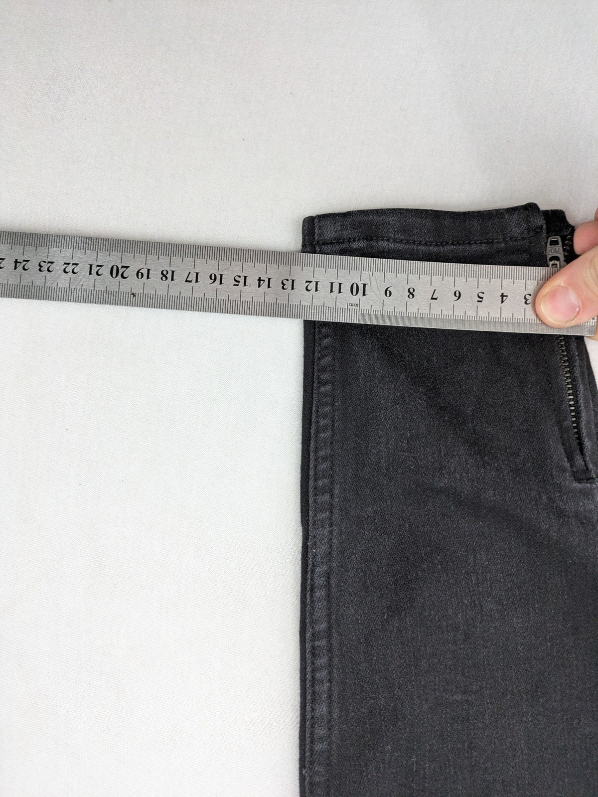 ONLY black skinny ankle jeans with zipper details and classic 5-pocket design.