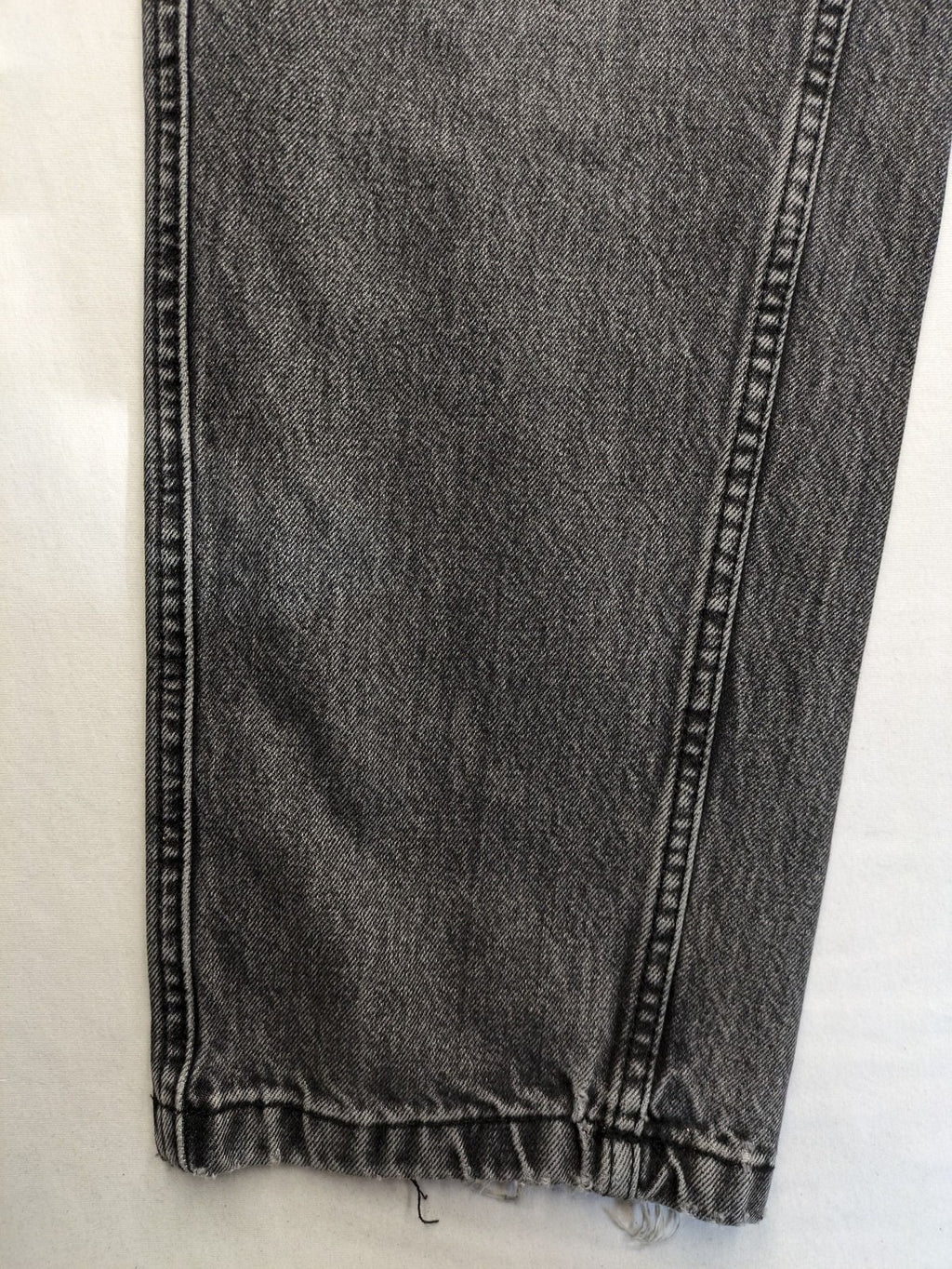 Retro black straight jeans washed denim vintage look with baggy fit and distressed details.