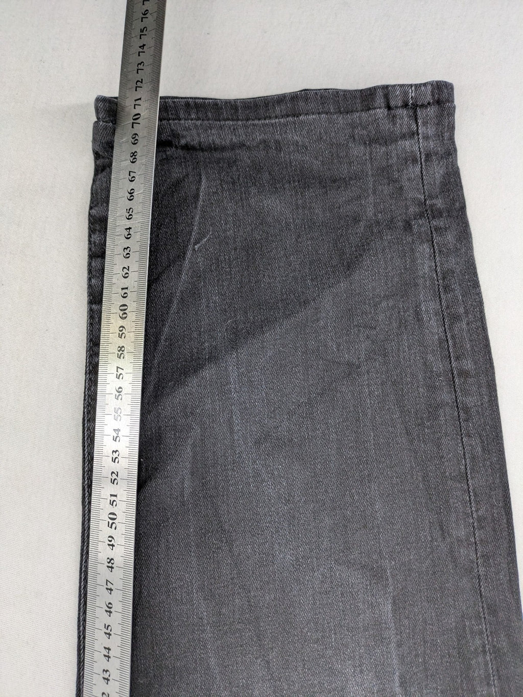 Mavi straight jeans black washed denim with subtle stretch and classic design.