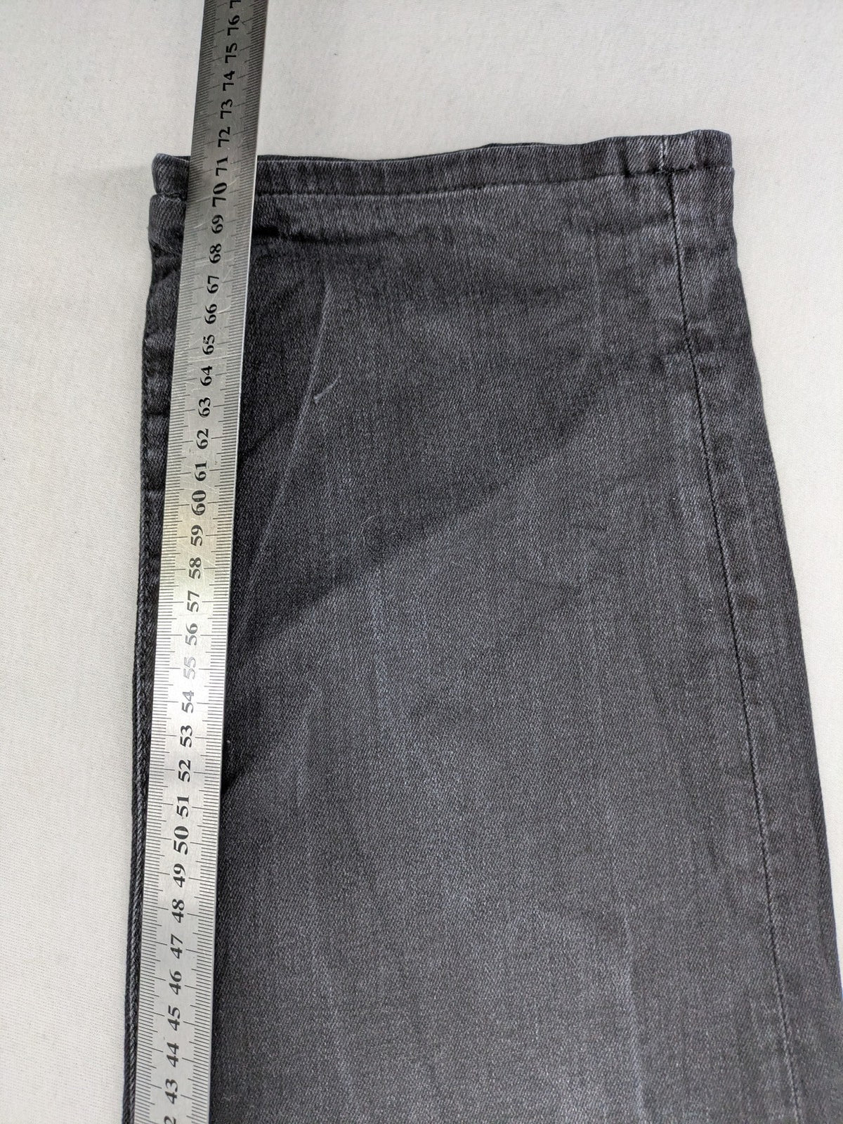 Mavi straight jeans black washed denim with subtle stretch and classic design.