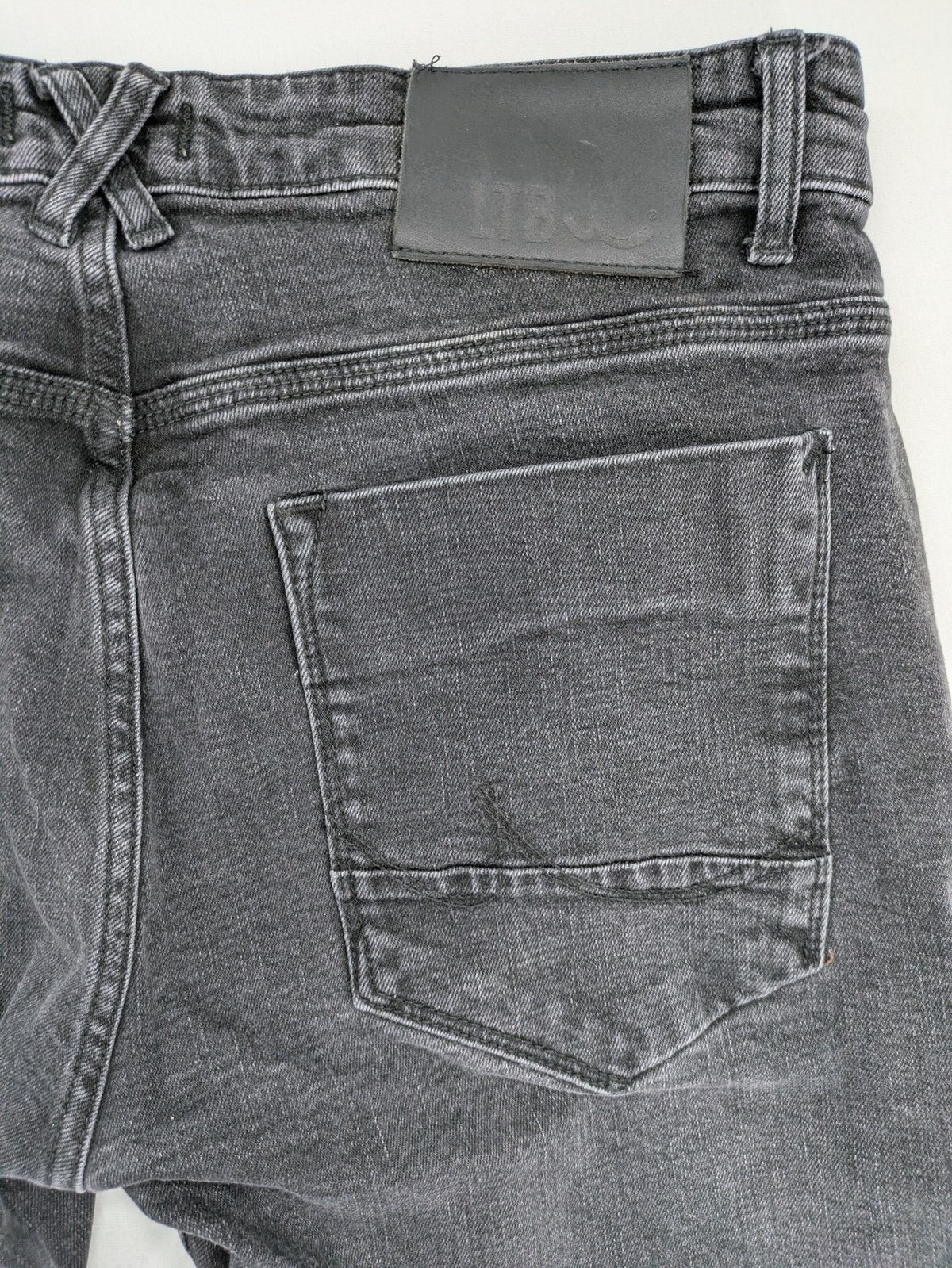 LTB blue straight jeans with classic 5-pocket design and low-rise slim fit.