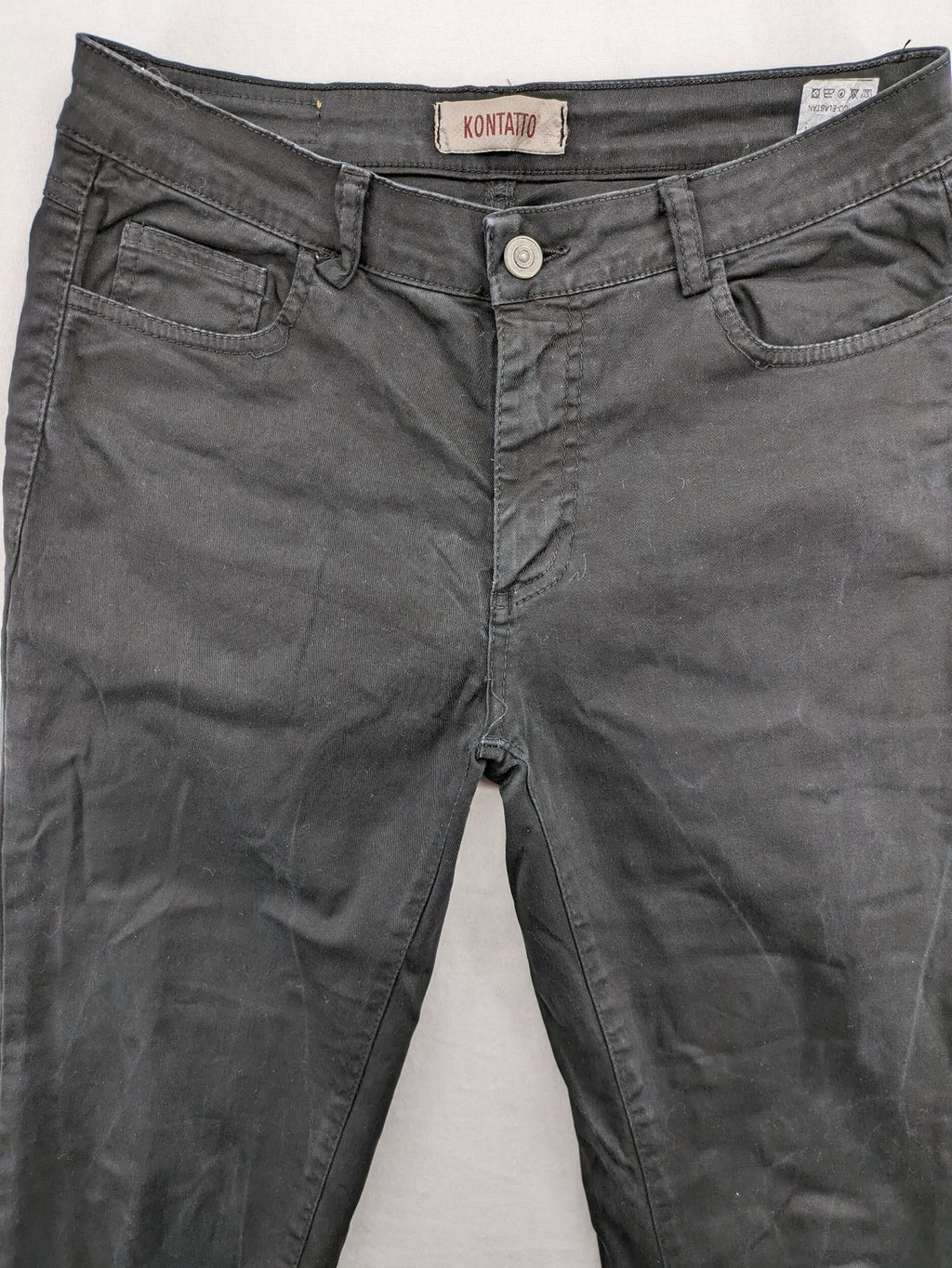 Kontatto pink straight jeans 5-pocket design with stretch material and slim fit.