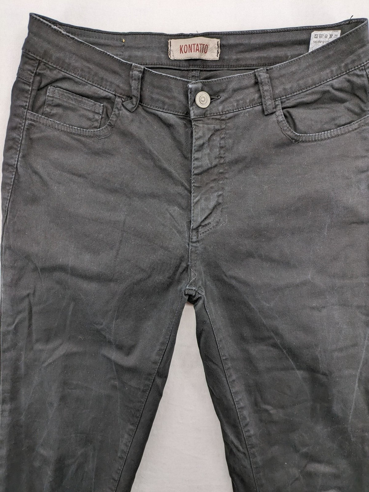 Kontatto pink straight jeans 5-pocket design with stretch material and slim fit.