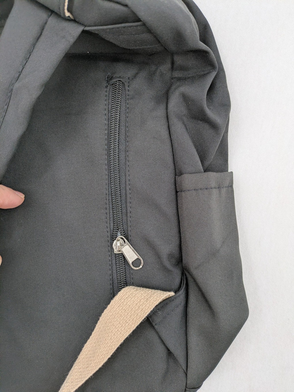 Yishuihan grey messenger bag with multiple pockets and contrast detailing.