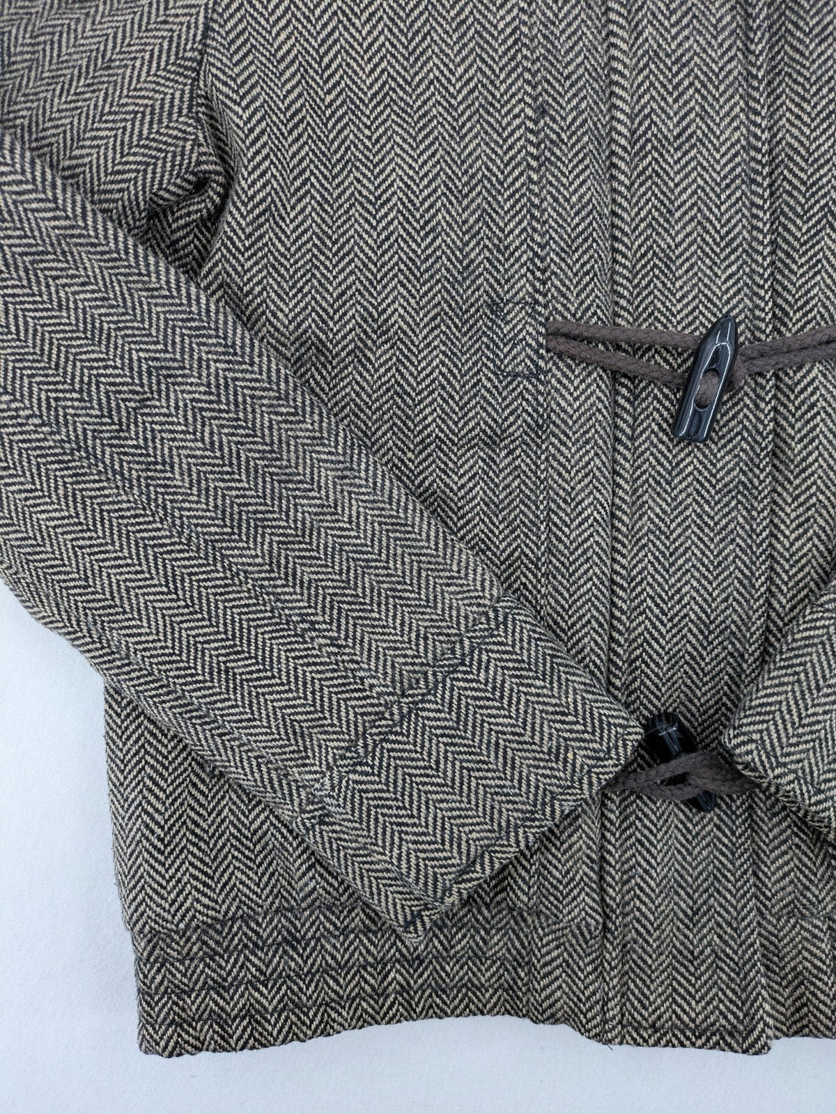 Bench beige-brown duffle coat with herringbone pattern and toggle closures.