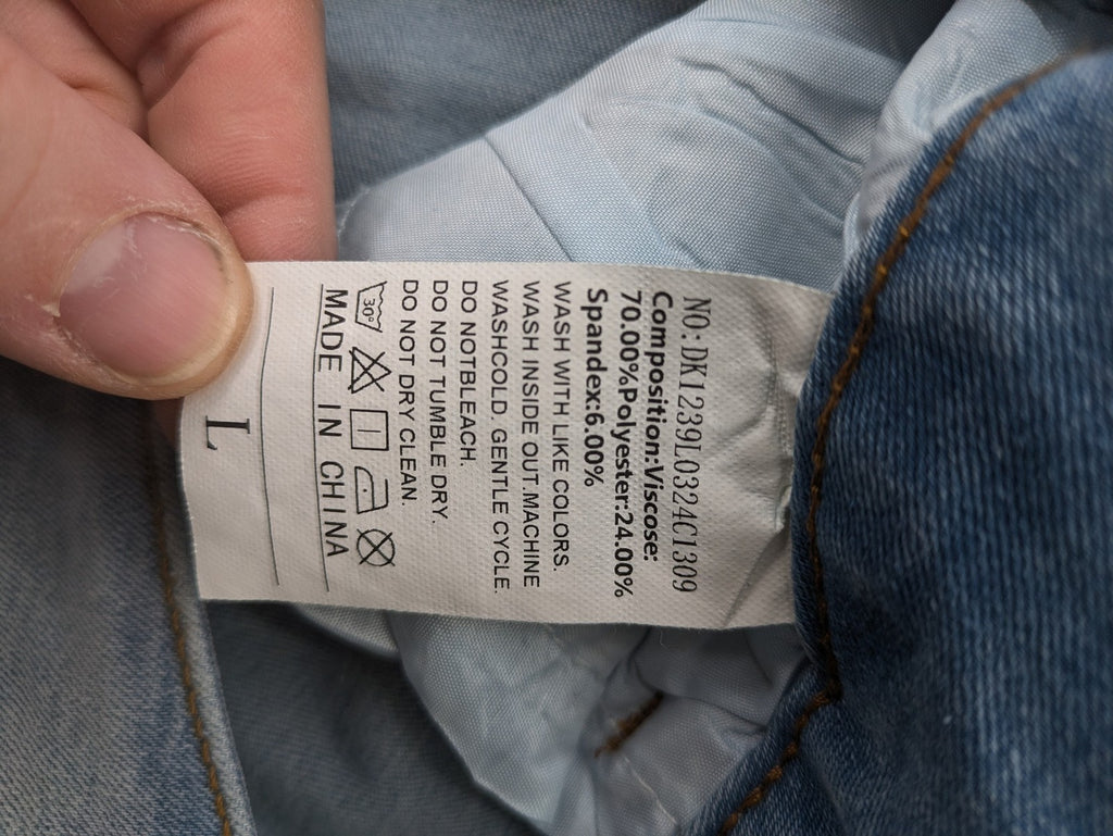 Straight Leg blue straight jeans high waist with unique double button closure.