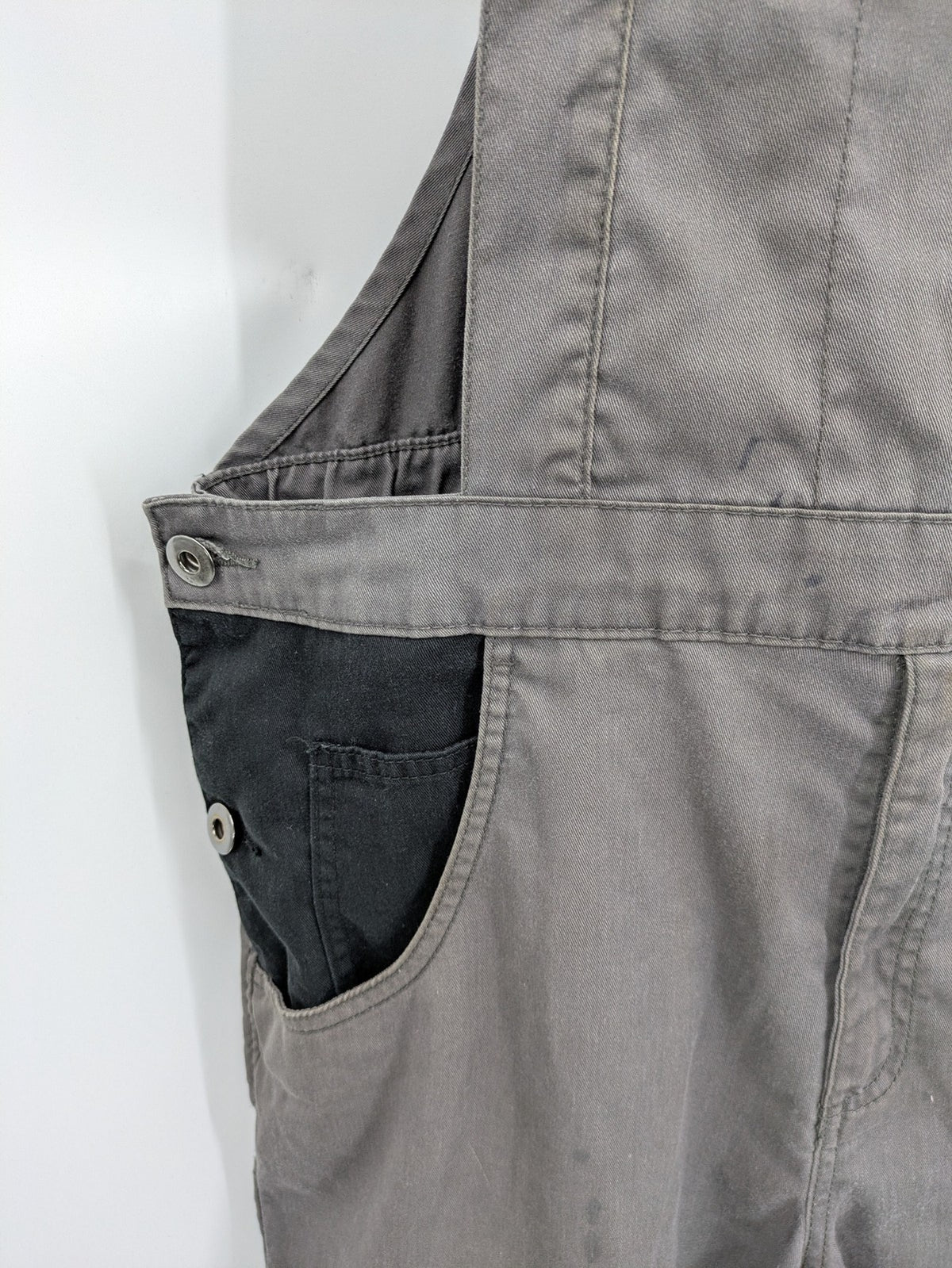 Herren Latzhose grey with black accents, multiple cargo pockets, durable polyester-cotton blend.
