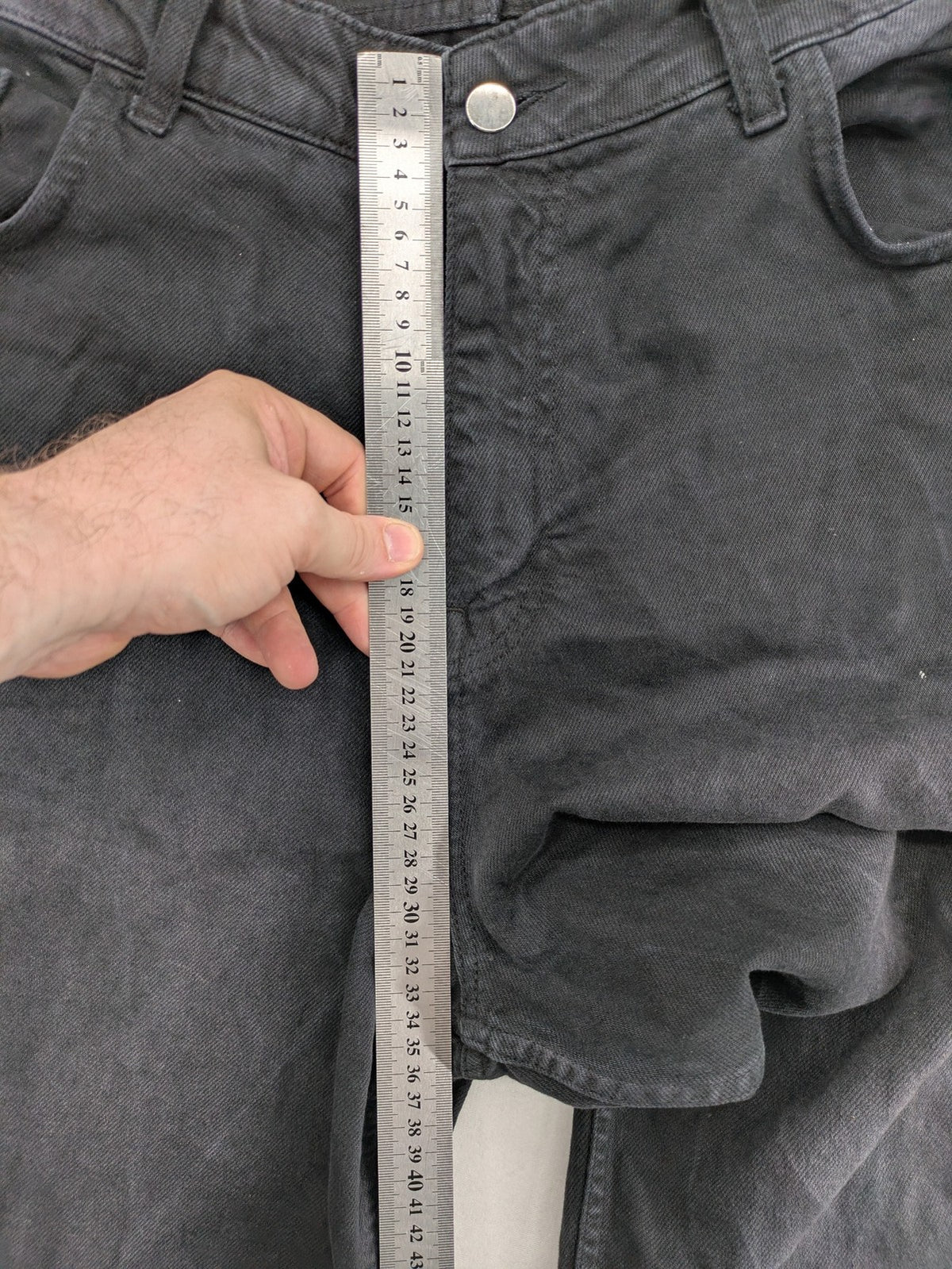 Colors grey straight jeans with washed look and classic 5-pocket design.