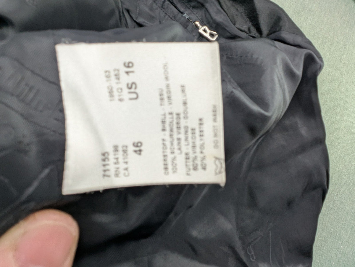 Bogner grey blazer with black pinstripes and contrast stitching, made of 100% virgin wool.