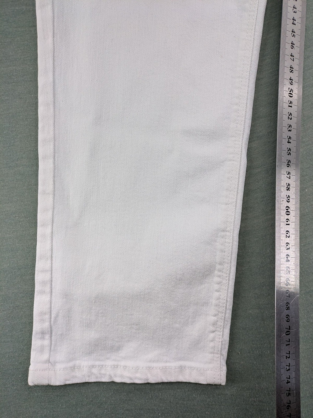 Blue Motion white tapered fit jeans with classic 5-pocket design and stretch cotton material.
