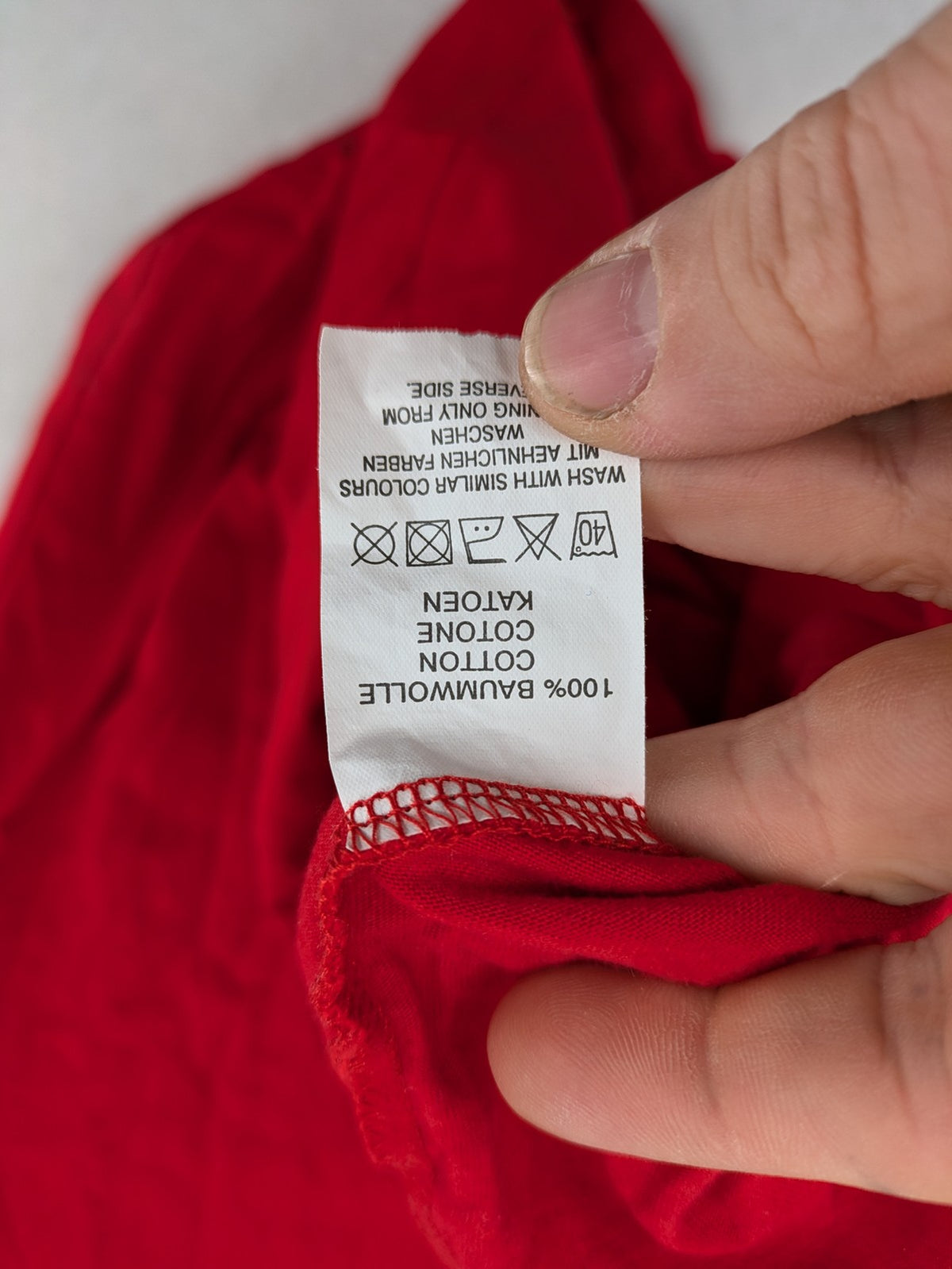 ck red Ringer T-shirt with white collar, "Aufregend.gut" slogan, 100% cotton.
