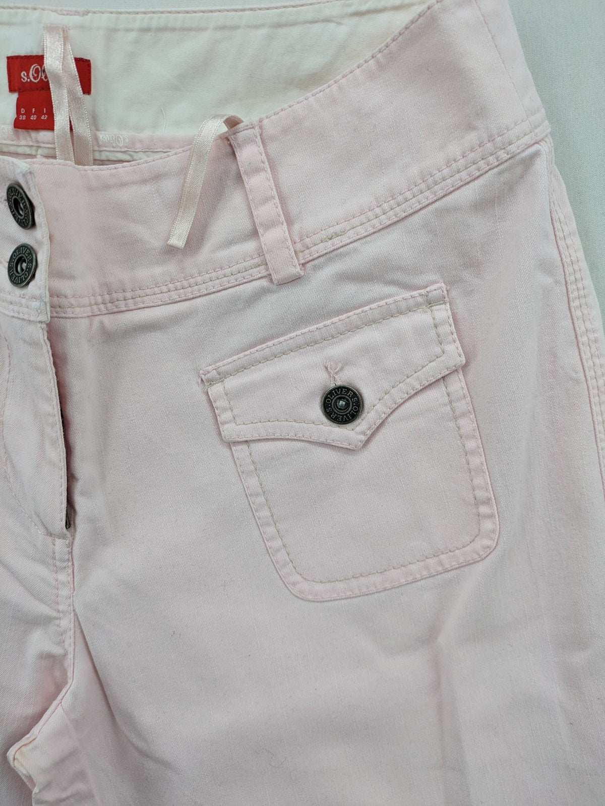 s.Oliver green bootcut pants with front pockets and button details, made of cotton-elastane blend.