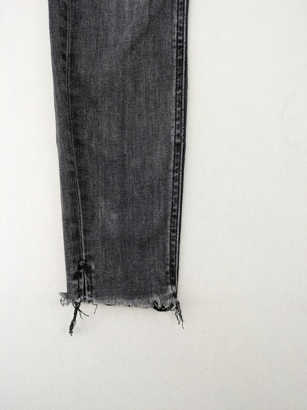 Stradivarius grey skinny jeans with distressed finish and ankle zippers, five-pocket style.