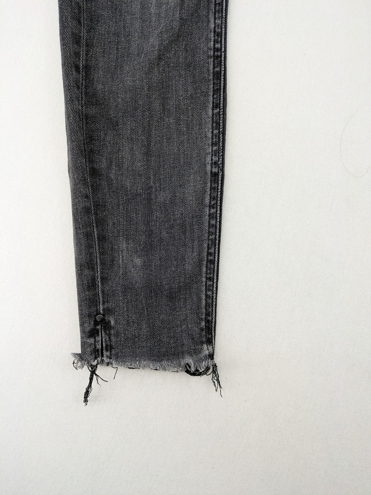 Stradivarius grey skinny jeans with distressed finish and ankle zippers, five-pocket style.