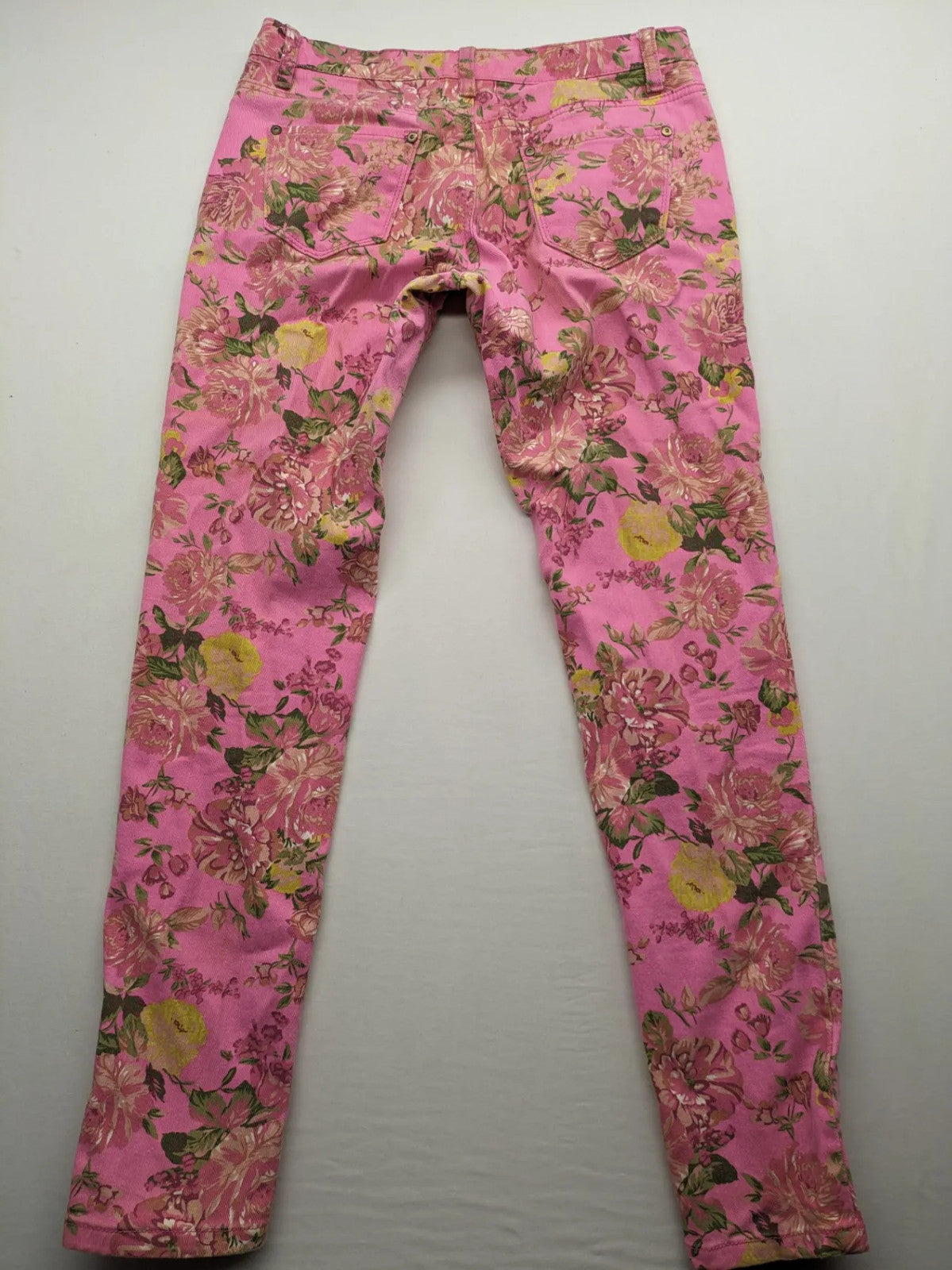 Crazy World floral straight jeans pink with 5-pocket design and slim fit.