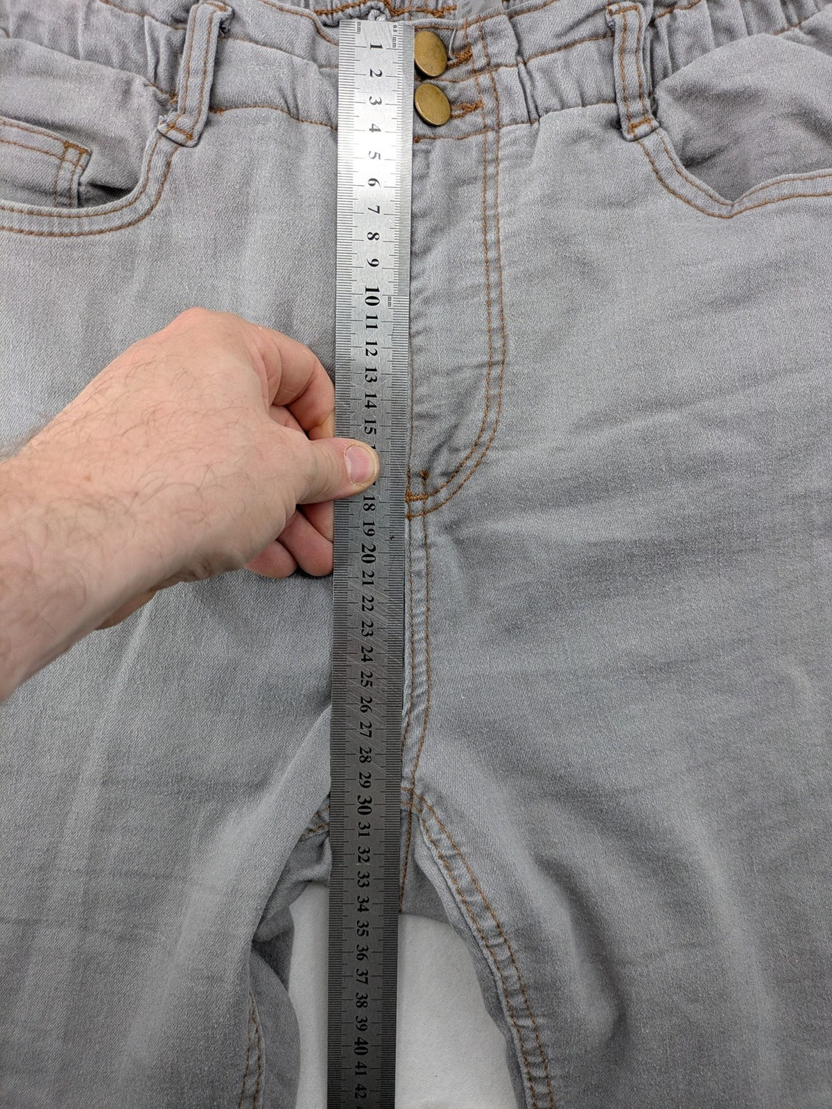 Damen grey paperbag jeans high waist with elastic waistband and contrasting stitching details.