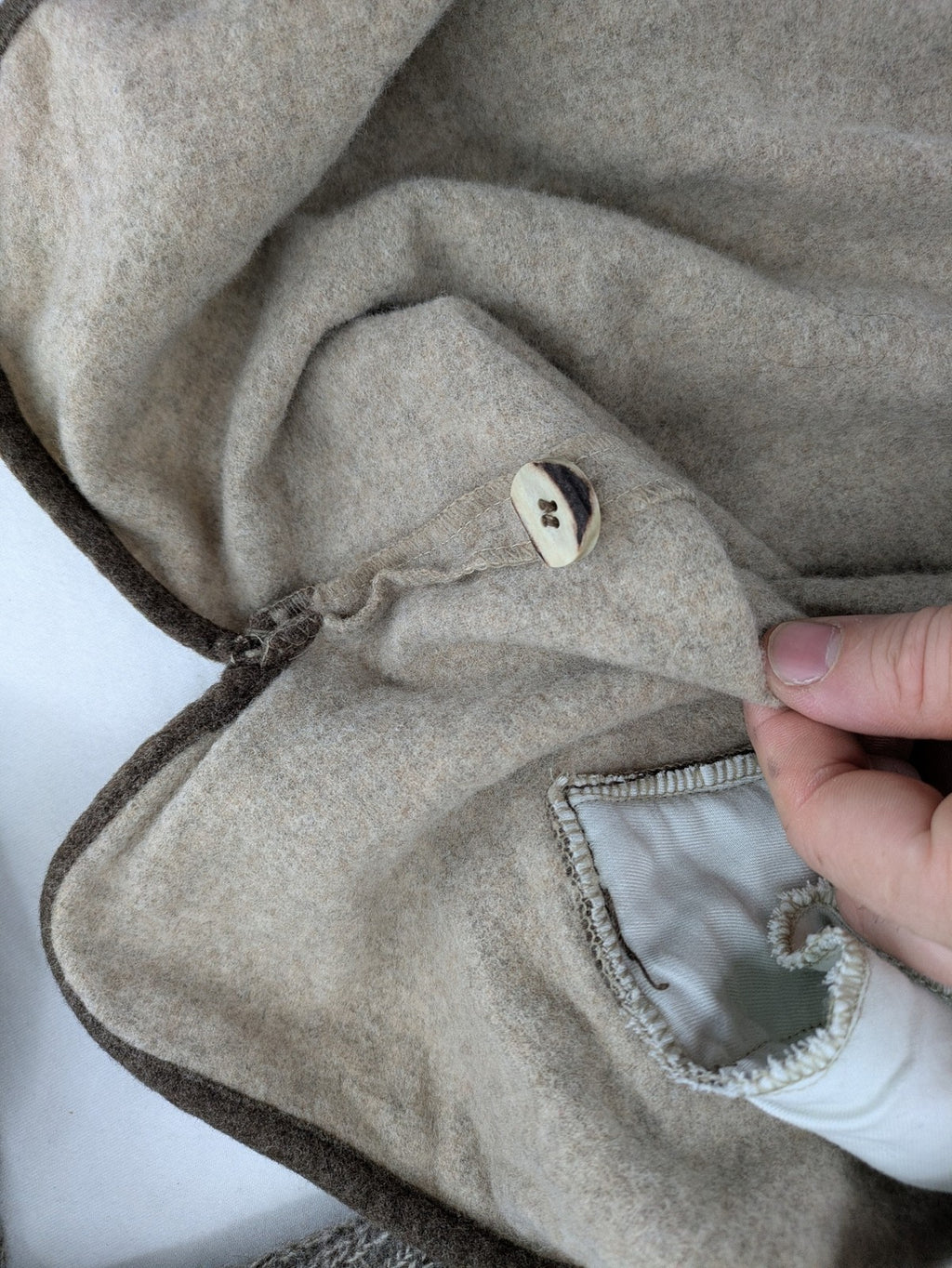Perry Country beige Trachtenpullover 100% Schurwolle mit Edelweiß-Stickerei und Knebelverschlüssen.